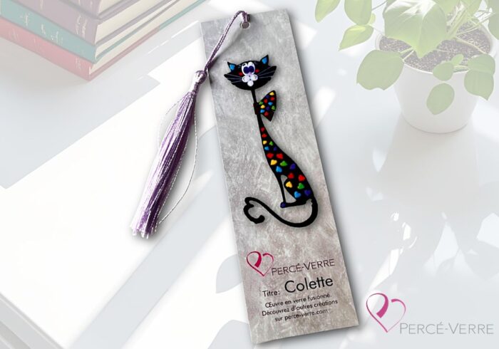 Signet artistique – Chat en verre fusionné Colette avec pompon | Percé-Verre