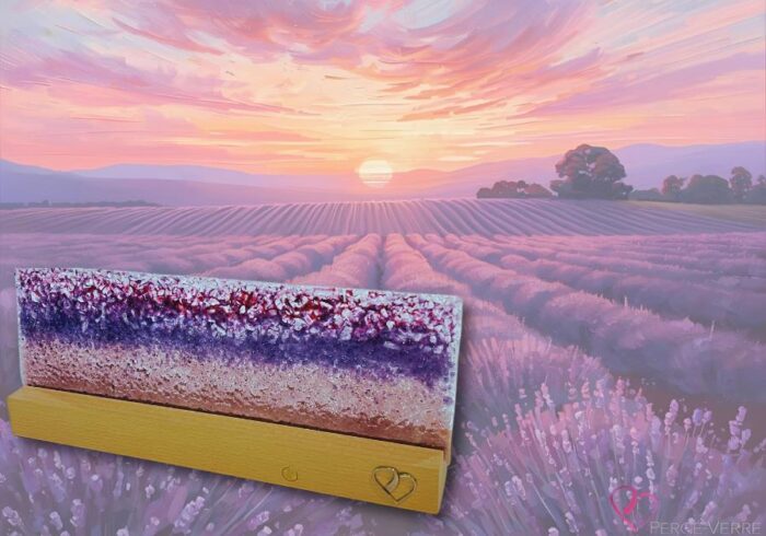 Champs de Lavande ambiance lamp in fused glass, with gradations of purples and greens evoking a lavender field, creating a soothing, luminous atmosphere. A unique piece by Percé-Verre, with hardwood stand, 8 fixed colors, 2 transition modes and soft light for relaxing or decorating an interior.