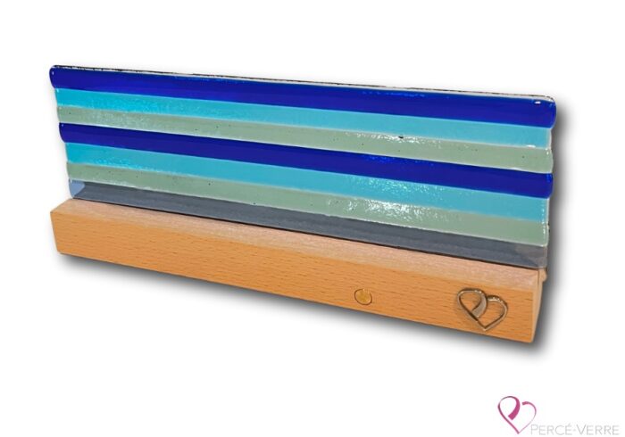 Soothing decorative lighting, reminiscent of the meeting of sky and sea, with soft light and bluish tones.