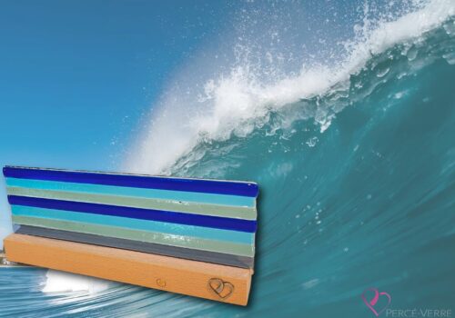 Ciel et Mer ambiance lamp in fused glass, with shades of blue evoking the marine horizon, set on a wooden stand.