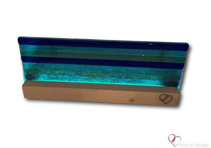 Soothing decorative lighting, reminiscent of the meeting of sky and sea, with soft light and bluish tones.