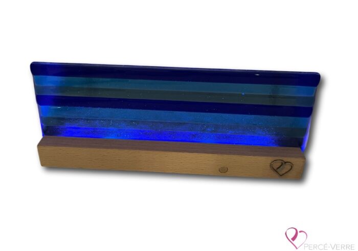 Soothing decorative lighting, reminiscent of the meeting of sky and sea, with soft light and bluish tones.