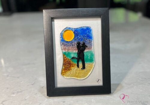 Work in fused glass representing two lovers embracing in a landscape inspired by nature. Unique creation - Amoureux No. 1- signed Stéphanie Béland - Percé-Verre.