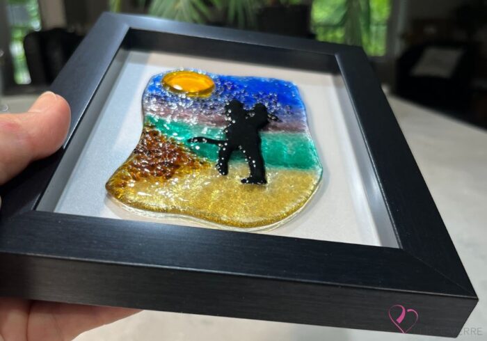 Work in fused glass representing two lovers embracing in a landscape inspired by nature. Unique creation - Amoureux No. 1- signed Stéphanie Béland - Percé-Verre.