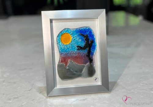 Work in fused glass representing two lovers embracing in a landscape inspired by nature. Unique creation - Amoureux No. 2- signed Stéphanie Béland - Percé-Verre.