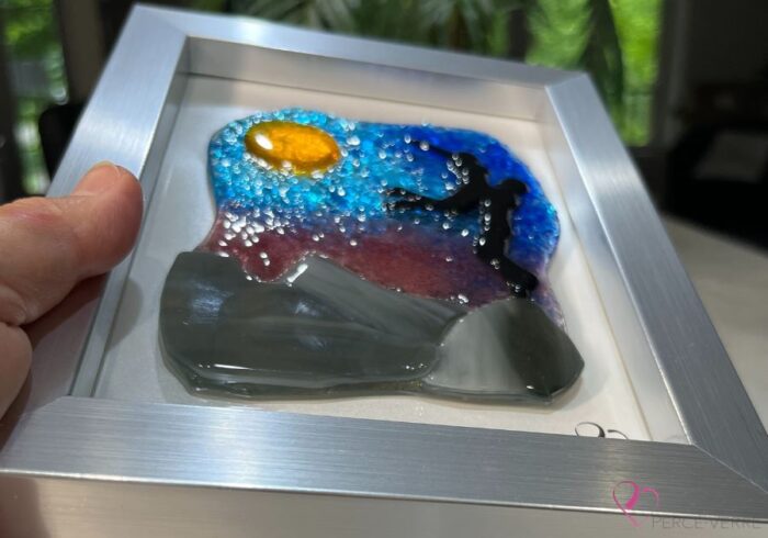 Work in fused glass representing two lovers embracing in a landscape inspired by nature. Unique creation - Amoureux No. 2- signed Stéphanie Béland - Percé-Verre.