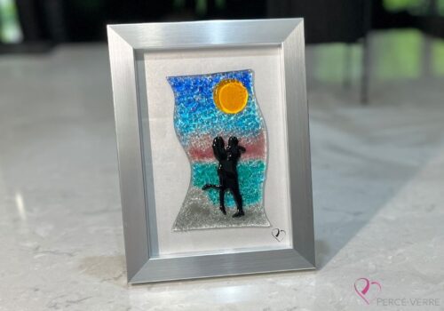 Work in fused glass representing two lovers embracing in a landscape inspired by nature. Unique creation - Amoureux No. 3- signed Stéphanie Béland - Percé-Verre.