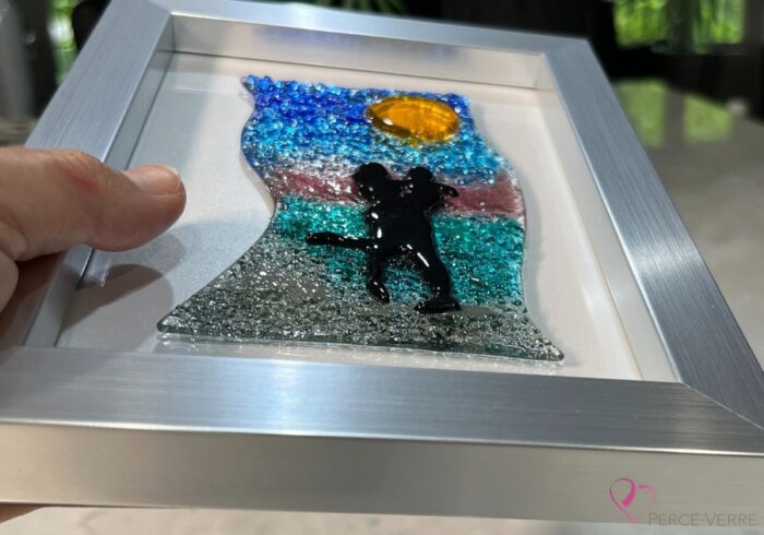 Work in fused glass representing two lovers embracing in a landscape inspired by nature. Unique creation - Amoureux No. 3- signed Stéphanie Béland - Percé-Verre.