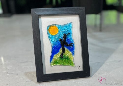 Work in fused glass representing two lovers embracing in a landscape inspired by nature. Unique creation - Amoureux No. 4- signed Stéphanie Béland - Percé-Verre.