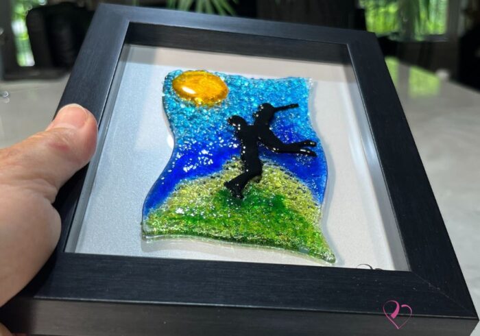 Work in fused glass representing two lovers embracing in a landscape inspired by nature. Unique creation - Amoureux No. 4- signed Stéphanie Béland - Percé-Verre.