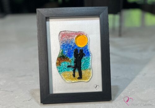 Work in fused glass representing two lovers embracing in a landscape inspired by nature. Unique creation - Amoureux No. 5- signed Stéphanie Béland - Percé-Verre.