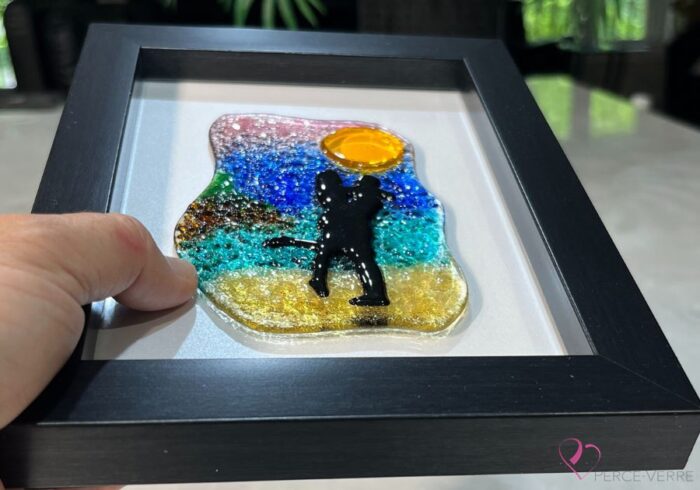 Work in fused glass representing two lovers embracing in a landscape inspired by nature. Unique creation - Amoureux No. 5- signed Stéphanie Béland - Percé-Verre.