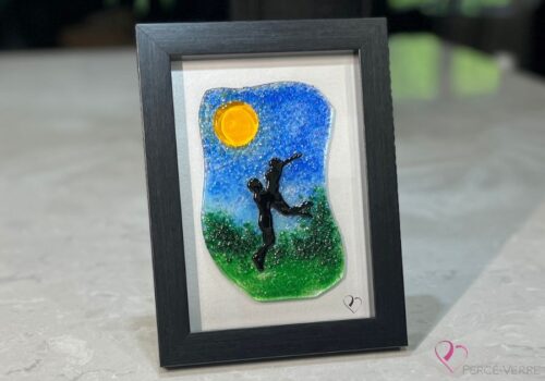 Work in fused glass representing two lovers embracing in a landscape inspired by nature. Unique creation - Amoureux No. 6- signed Stéphanie Béland - Percé-Verre.
