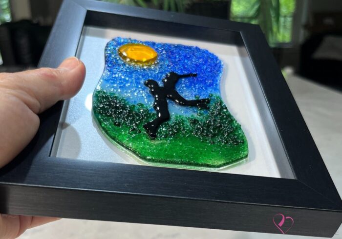 Work in fused glass representing two lovers embracing in a landscape inspired by nature. Unique creation - Amoureux No. 6- signed Stéphanie Béland - Percé-Verre.