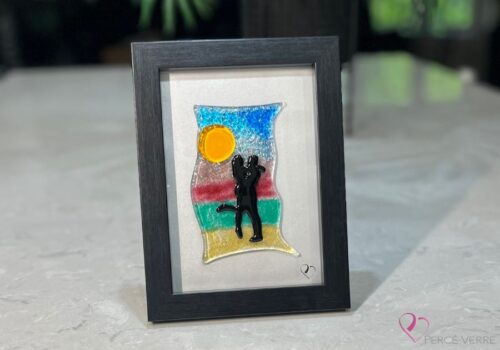 Work in fused glass representing two lovers embracing in a landscape inspired by nature. Unique creation - Amoureux No. 7- signed Stéphanie Béland - Percé-Verre.