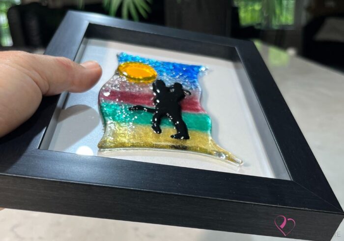 Work in fused glass representing two lovers embracing in a landscape inspired by nature. Unique creation - Amoureux No. 7- signed Stéphanie Béland - Percé-Verre.