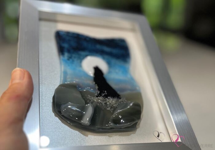 Œuvre en verre fusionné représentant un loup hurlant sous la lune, encadrée 5 x 7. Collection Nature sauvage, Loup No. 1, signée Percé-Verre.