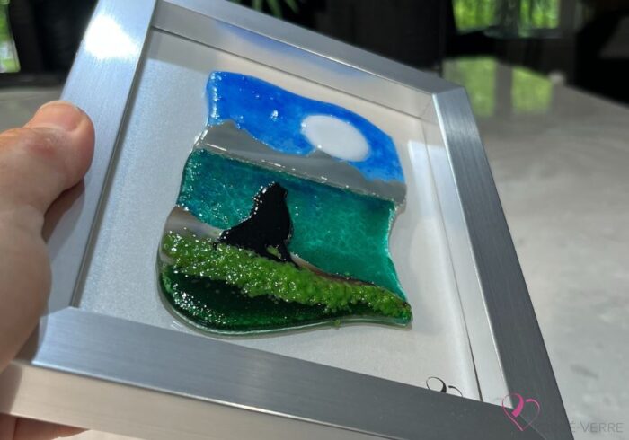 Œuvre en verre fusionné représentant un loup hurlant sous la lune, encadrée 5 x 7. Collection Nature sauvage, Loup No. 3, signée Percé-Verre.