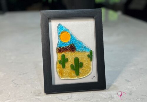 Cactus No. 1 in fused glass representing a stylized cactus in a desert landscape. Unique work signed Stéphanie Béland - Percé-Verre.