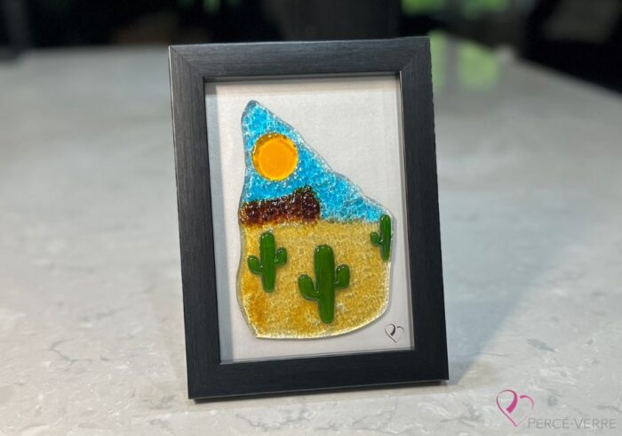 Cactus No. 1 en verre fusionné représentant un cactus stylisé dans un paysage désertique. Œuvre unique signée Stéphanie Béland – Percé-Verre.