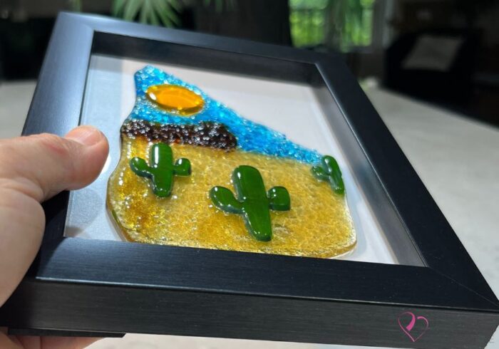 Cactus No. 1 en verre fusionné représentant un cactus stylisé dans un paysage désertique. Œuvre unique signée Stéphanie Béland – Percé-Verre.