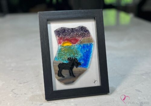 Work in fused glass depicting a moose in a natural Quebec landscape, unique creation Orignal No. 1, signed Stéphanie Béland - Percé-Verre.