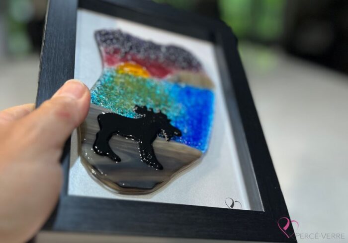 Work in fused glass depicting a moose in a natural Quebec landscape, unique creation Orignal No. 1, signed Stéphanie Béland - Percé-Verre.