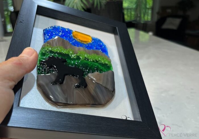 Work in fused glass depicting a moose in a natural Quebec landscape, unique creation Orignal No. 2, signed Stéphanie Béland - Percé-Verre.