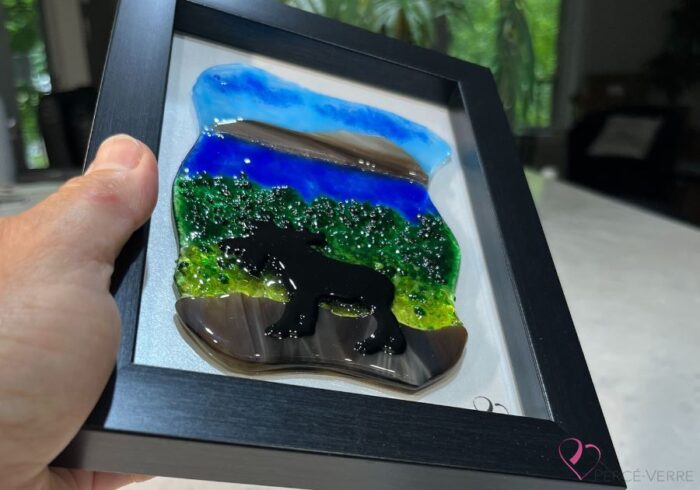 Œuvre en verre fusionné représentant un orignal dans un paysage naturel du Québec, création unique Orignal No. 3, signée Stéphanie Béland – Percé-Verre.