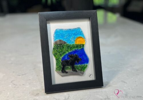 Work in fused glass depicting a moose in a natural Quebec landscape, unique creation Orignal No. 4, signed Stéphanie Béland - Percé-Verre.
