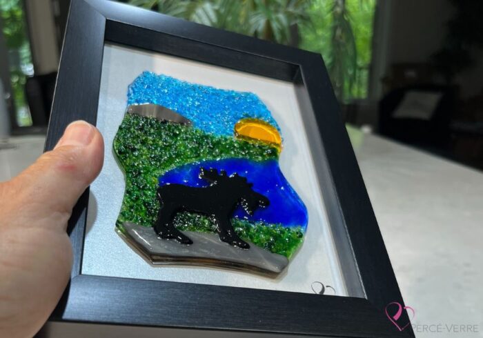 Œuvre en verre fusionné représentant un orignal dans un paysage naturel du Québec, création unique Orignal No. 4, signée Stéphanie Béland – Percé-Verre.