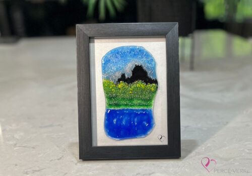 Fused glass work depicting the Château Frontenac as seen from Lévis, framed in 5 x 7 format. Collection Québec en couleurs, Percé-Verre.