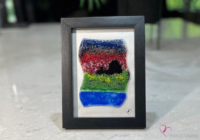 Œuvre en verre fusionné représentant le Château Frontenac vu depuis Lévis, encadrée au format 5 x 7. Collection Québec en couleurs, Percé-Verre.