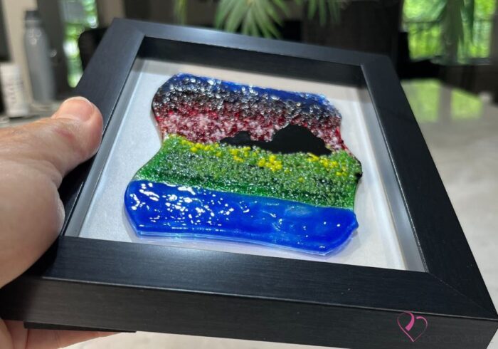 Œuvre en verre fusionné représentant le Château Frontenac vu depuis Lévis, encadrée au format 5 x 7. Collection Québec en couleurs, Percé-Verre.