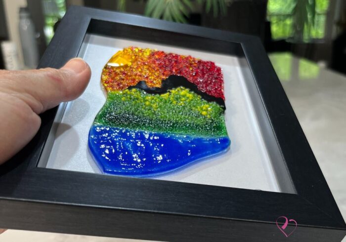 Œuvre en verre fusionné représentant le Château Frontenac vu depuis Lévis, encadrée au format 5 x 7. Collection Québec en couleurs, Percé-Verre.
