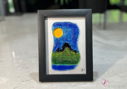 Fused glass work depicting the Château Frontenac as seen from Lévis, framed in 5 x 7 format. Collection Québec en couleurs, Percé-Verre.