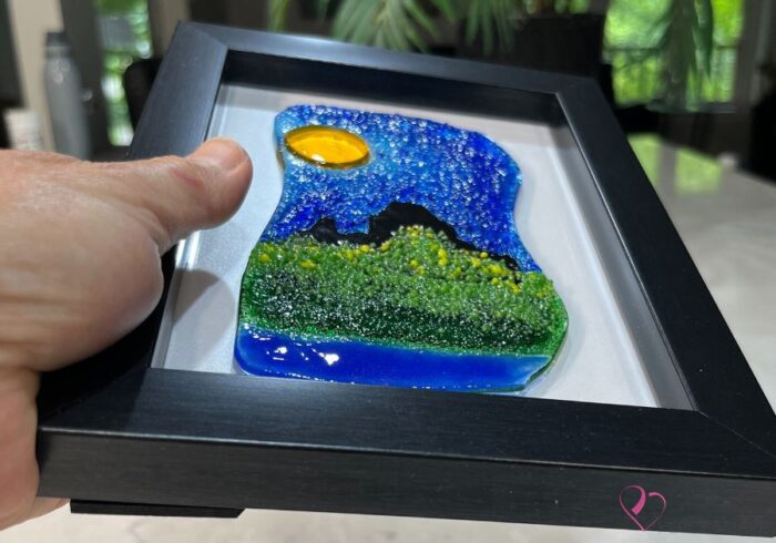 Œuvre en verre fusionné représentant le Château Frontenac vu depuis Lévis, encadrée au format 5 x 7. Collection Québec en couleurs, Percé-Verre.