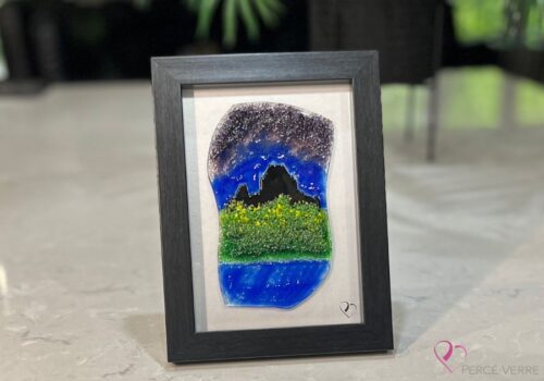 Fused glass work depicting the Château Frontenac as seen from Lévis, framed in 5 x 7 format. Collection Québec en couleurs, Percé-Verre.