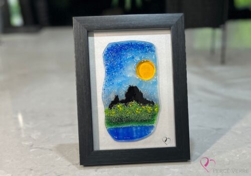 Fused glass work depicting the Château Frontenac as seen from Lévis, framed in 5 x 7 format. Collection Québec en couleurs, Percé-Verre.