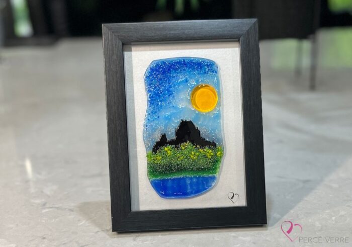 Œuvre en verre fusionné représentant le Château Frontenac vu depuis Lévis, encadrée au format 5 x 7. Collection Québec en couleurs, Percé-Verre.