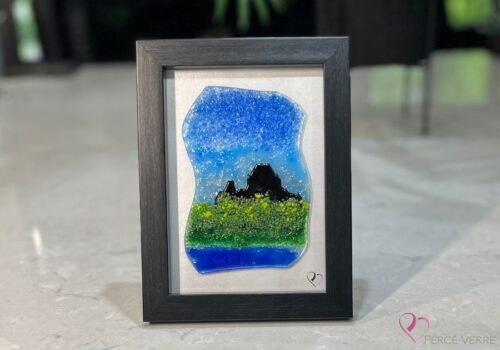 Fused glass work depicting the Château Frontenac as seen from Lévis, framed in 5 x 7 format. Collection Québec en couleurs, Percé-Verre.