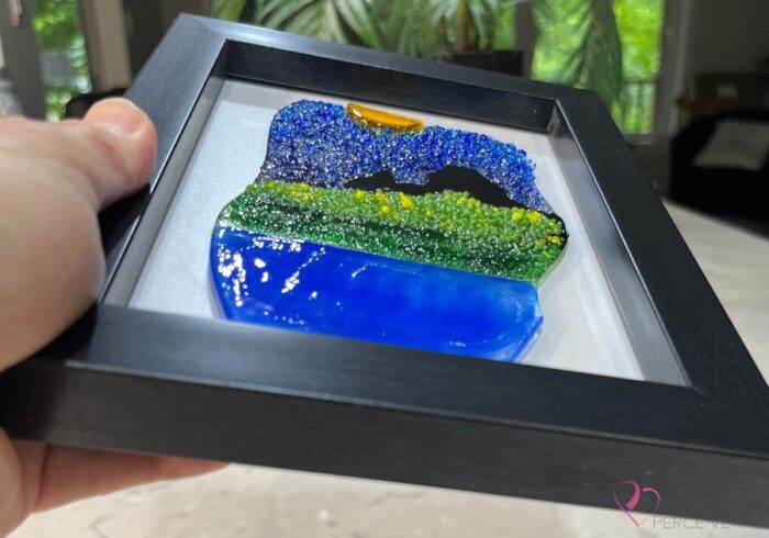 Œuvre en verre fusionné représentant le Château Frontenac vu depuis Lévis, encadrée au format 5 x 7. Collection Québec en couleurs, Percé-Verre.