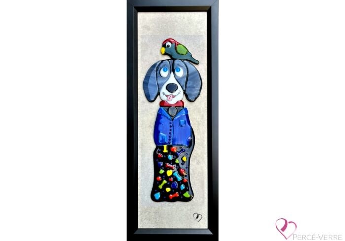 Bodie & Chico - Work in fused glass by Percé-Verre, dog in denim jacket with tongue hanging out and mischievous parrot in bright colors, original creation by Stéphanie Béland.