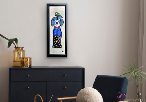Image of a fused glass work featuring Bodie, a dog in a denim jacket with his tongue hanging out, alongside Chico, a colorful parrot with a mischievous look, an original Percé-Verre creation by Stéphanie Béland.