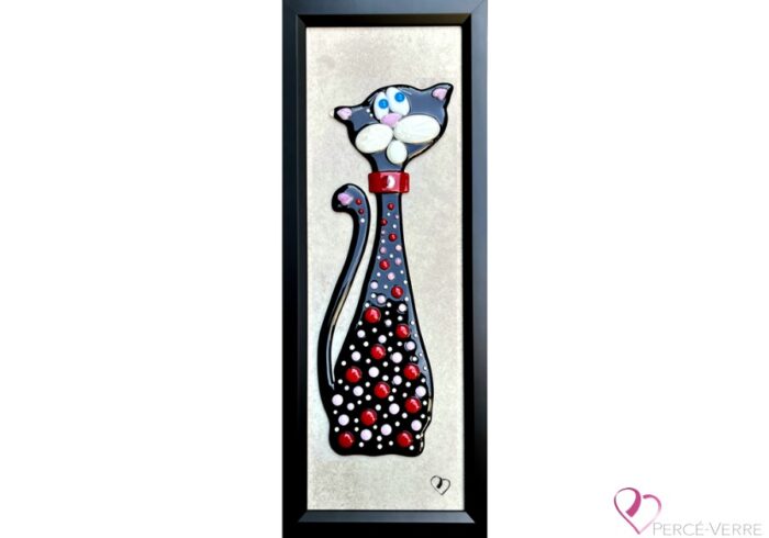 Confetti, a sparkling, colorful cat, is represented in fused glass in an original Percé-Verre work by Stéphanie Béland. Her red, pink and white leeks and cheerful expression reflect her cheerful personality and her ability to brighten up any room she's in.
