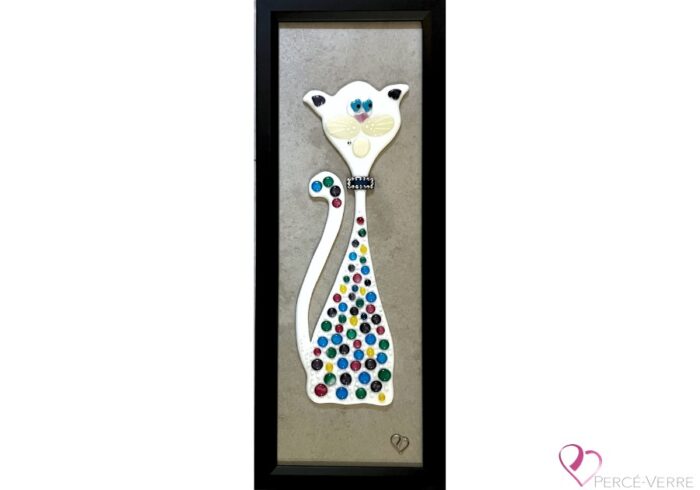 Loki, the silky-coated cat with pink, mauve and blue highlights, is represented in fused glass in an original Percé-Verre work. This unique creation by Stéphanie Béland captures his magic, elegance and undying love for Fluffy.