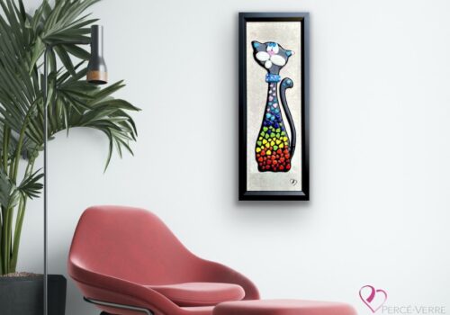 Maxence, a mischievous cat in fused glass, an original Percé-Verre creation by Stéphanie Béland, combining charm, gentleness and cunning.