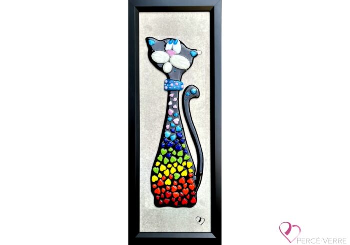 Maxence, a mischievous and strategic cat, is represented in fused glass in an original Percé-Verre work by Stéphanie Béland. Her subtle colors and mischievous expression reflect both her sweetness and her cunning character.