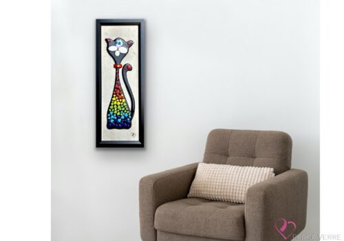 Max, cat strategist in fused glass, original Percé-Verre creation by Stéphanie Béland, embodying intelligence, cunning and a flair for disorder.