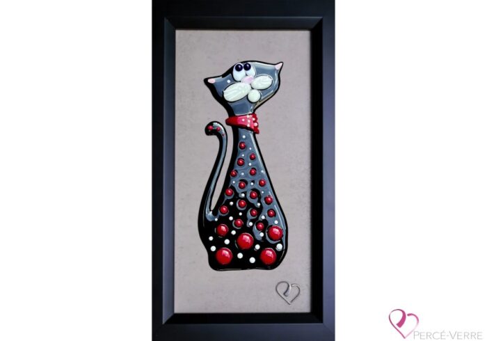 Tabasco, a mischievous, energetic kitten in fused glass, shows his vitality and tenderness. Original Percé-Verre by Stéphanie Béland, with vivid colors and meticulous details.